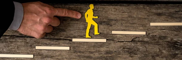 Finger schieben kleine gelbe Papierfigur Stufen hinauf — Stockfoto