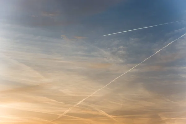 Contrails in de hemel — Stockfoto