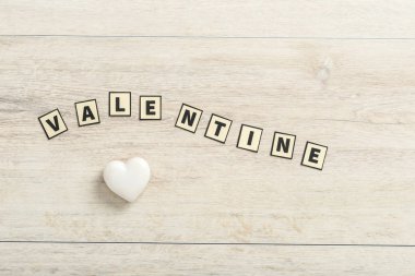 Ahşap bir bac üzerinde dikdörtgen harflerle dile Sevgililer