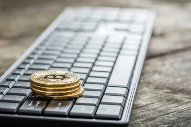 Dört bitcoins kablosuz klavye Close-Up
