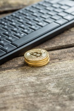 Klavye yakınındaki Bitcoin sikke yığını