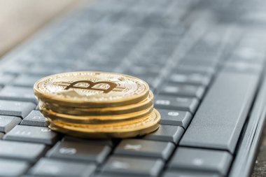 Dört altın Bitcoin para