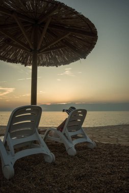 Pastoral bir tropik sahilde günbatımı alacakaranlıkta