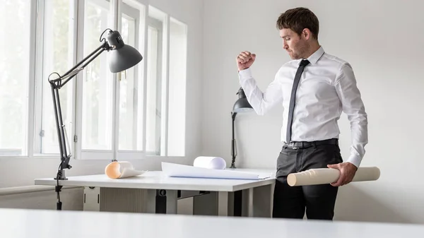 Exitoso hombre de negocios levantando el puño mientras mira el pla — Foto de Stock