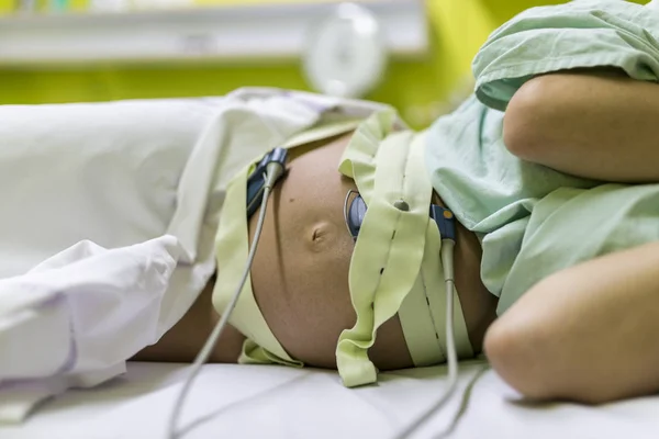 Pregnant woman undergoing cardiotocography — Stock Photo, Image