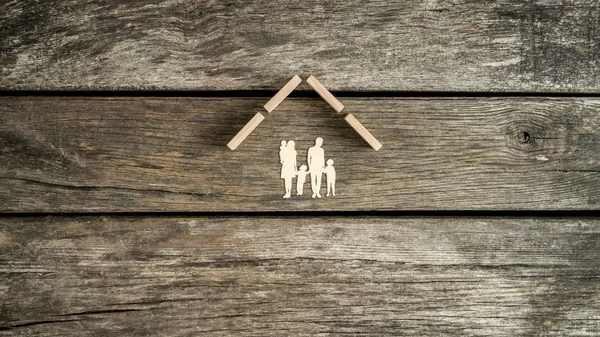 Genç bir aile childr ile dışarı bir kesim ile aile ev concept — Stok fotoğraf