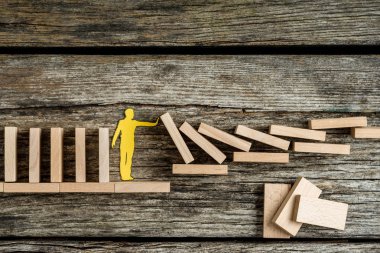 Tek adam bir kavramsal IMAG düşen ahşap tuğla gidiyor