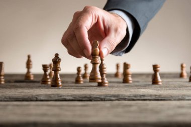 Karanlık Kral hareketli iş takım elbise eller satranç parça