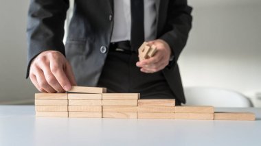 Onun Ofis Masası ahşap mandal adımlardan inşa arkasındaki adam