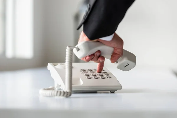 Manlig hand ringa upp ett telefonnummer för att göra en telefon ca — Stockfoto