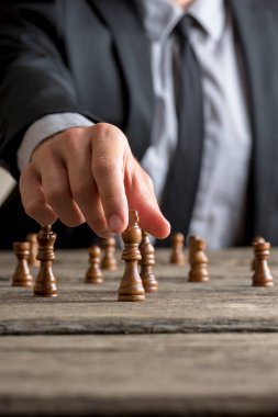 Eski bir ahşap masa üzerinde bir olarak satranç oynamaya işadamı
