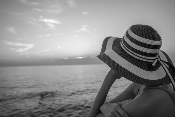 Monochrome image of a woman looking into the distance over the o — Stock Photo, Image