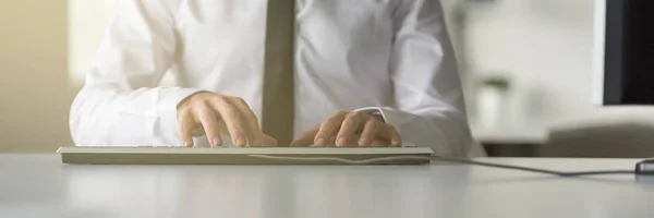 Vista frontal de um empresário em camisa branca digitando em um teclado — Fotografia de Stock