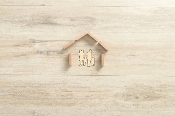 Bytový dům vyrobený z budování dřevěných bloků pro rodinu — Stock fotografie