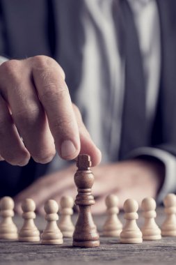 Retro etkisi soluk ve görüntü ches oynayan bir işadamı tonlu