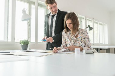 Kadın ve erkek muhasebeci maliyet ve giderleri hesaplama