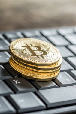 Dört altın bitcoins klavyedeki bir close-up