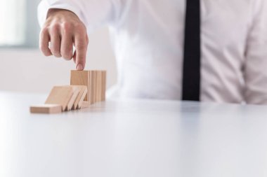 Ahşap domin durduğunuz domino etkisi rahatsız iş adamı