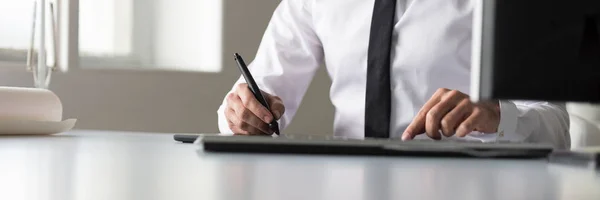 Designer usando um tablet e caneta caneta estilete em grande panorama baixa angl — Fotografia de Stock