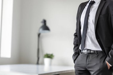 İş adamı ayakta bekleyen ofisinde