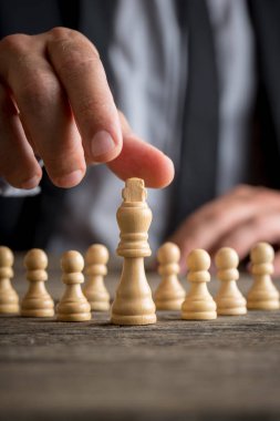 Kral hareketli iş adamı giyen takım elbise yakın bir parça kadar vie