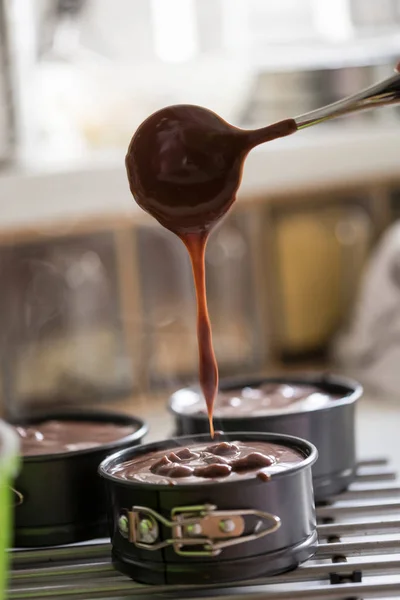 Контейнеры для выпечки с шоколадной смесью — стоковое фото