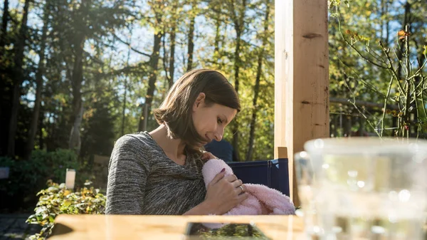 Kärleksfull unga mor avkopplande med sin lilla baby — Stockfoto