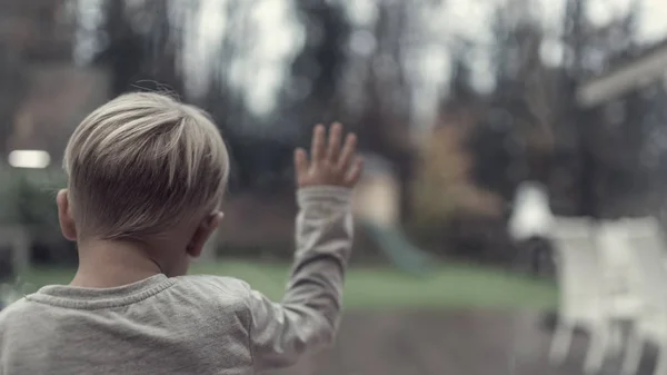 Ретро-изображение одного маленького ребенка перед окном — стоковое фото