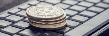 Retro etkisi soluk ve görüntü tonda bir dört bitcoins,