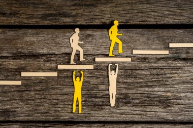 Küçük siluet insanlar başkalarının iterek kağıt blokları üzerine