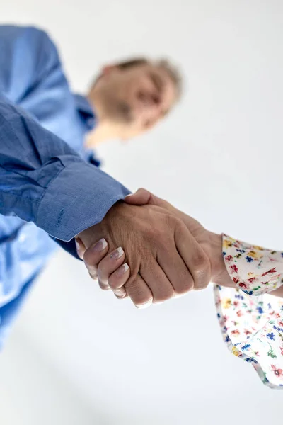 Бизнесмен и женщина пожимают друг другу руки — стоковое фото