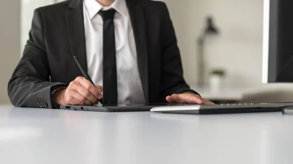 Designer, der mit Tablet, Stift und Computertastatur arbeitet — Stockfoto