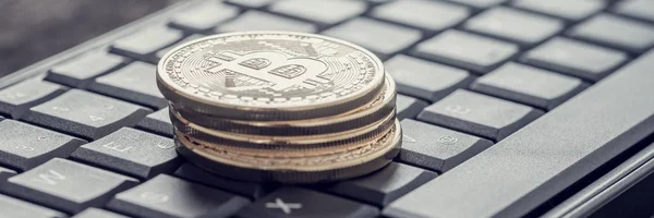 Retro effekt bleknat och tonas bild av en av fyra bitcoins — Stockfoto