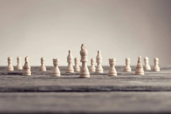 Ретро-зображення білих шахових фігур — стокове фото