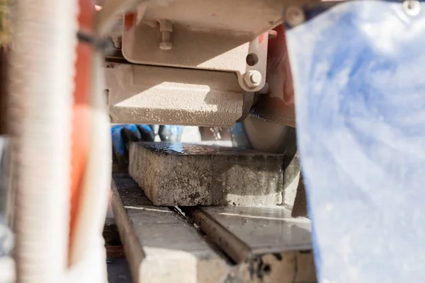 Δείτε μέσα από μια πέτρα πλακοστρώσεις γωνία αλεστικό μηχάνημα κοπής — Φωτογραφία Αρχείου