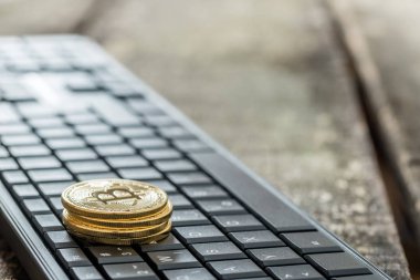 Bitcoin işareti ile metal paralar yığını