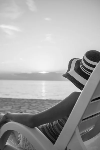 Mujer solitaria mirando el atardecer mientras se relaja en un chai reclinable — Foto de Stock