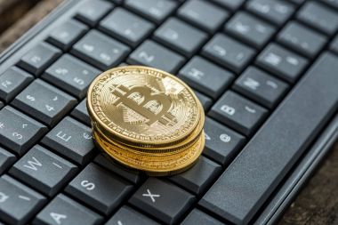 Dört altın bitcoins yüksek açılı görünüş klavye