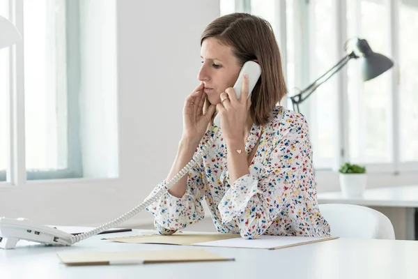 Allvarlig ung affärskvinna som att ringa ett telefonsamtal — Stockfoto