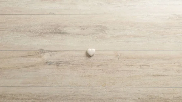 Bílé srdce z kamene ležící na stole woodenk — Stock fotografie