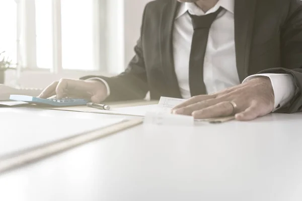 Företag revisor eller finansiell rådgivare att göra beräkningar — Stockfoto