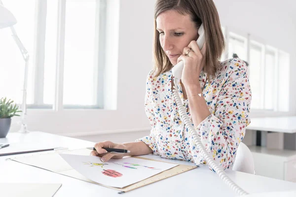 Business kvinna som arbetar på hennes kontor skrivbord att ringa samtal — Stockfoto