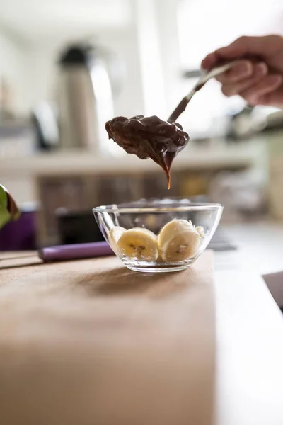 Chef cucharada de pudín de chocolate en un postre — Foto de Stock