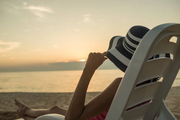 Woman enjoying sunset — Stock Photo, Image