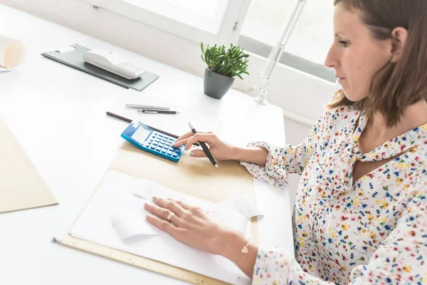 Hoge hoek zijaanzicht van accountant werkzaam bij haar Bureau — Stockfoto