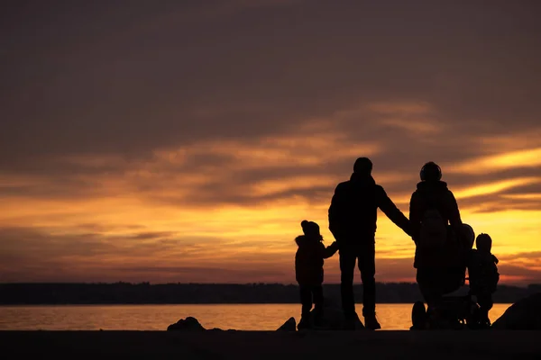 Junge Familie mit Kindern Händchen haltend — Stockfoto