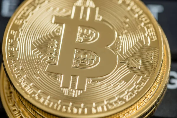 Top close-up weergave van gouden munten van de Bitcoin — Stockfoto