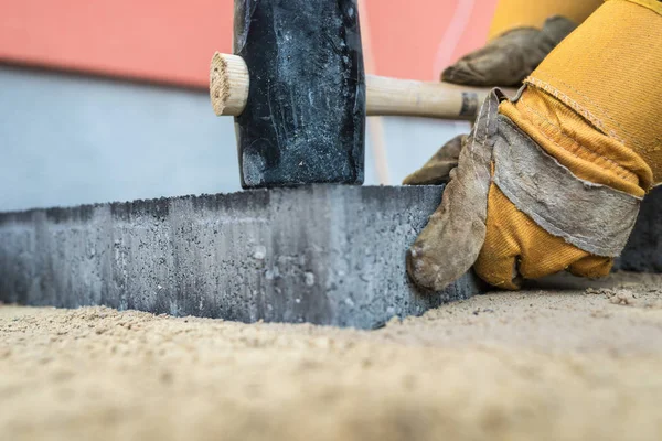 Workman instalar pedras de pavimentação ou tijolos — Fotografia de Stock