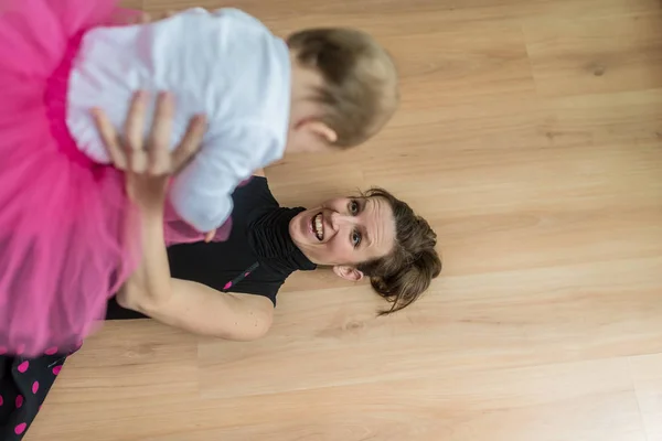 Joven madre jugando con su hija pequeña — Foto de Stock