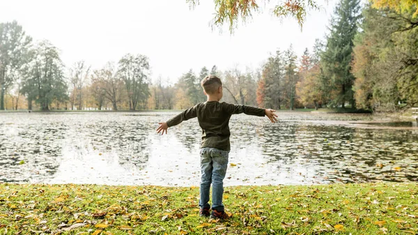年轻的孩子享受秋天的天气 — 图库照片